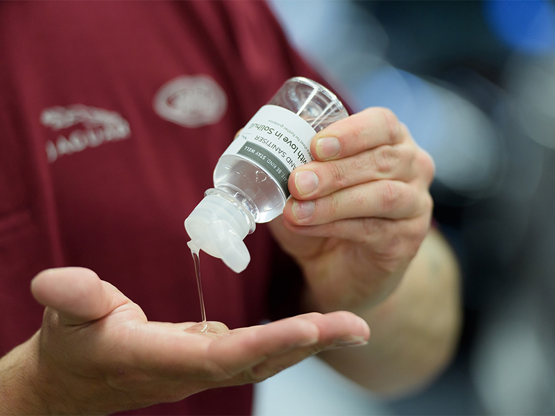 نظرة على أول سيارة رينج روڤر مصنّعة وفق قواعد التباعد الاجتماعي